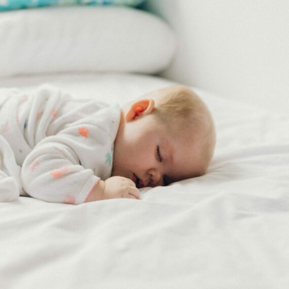 Bébé qui dort paisiblement sur un lit