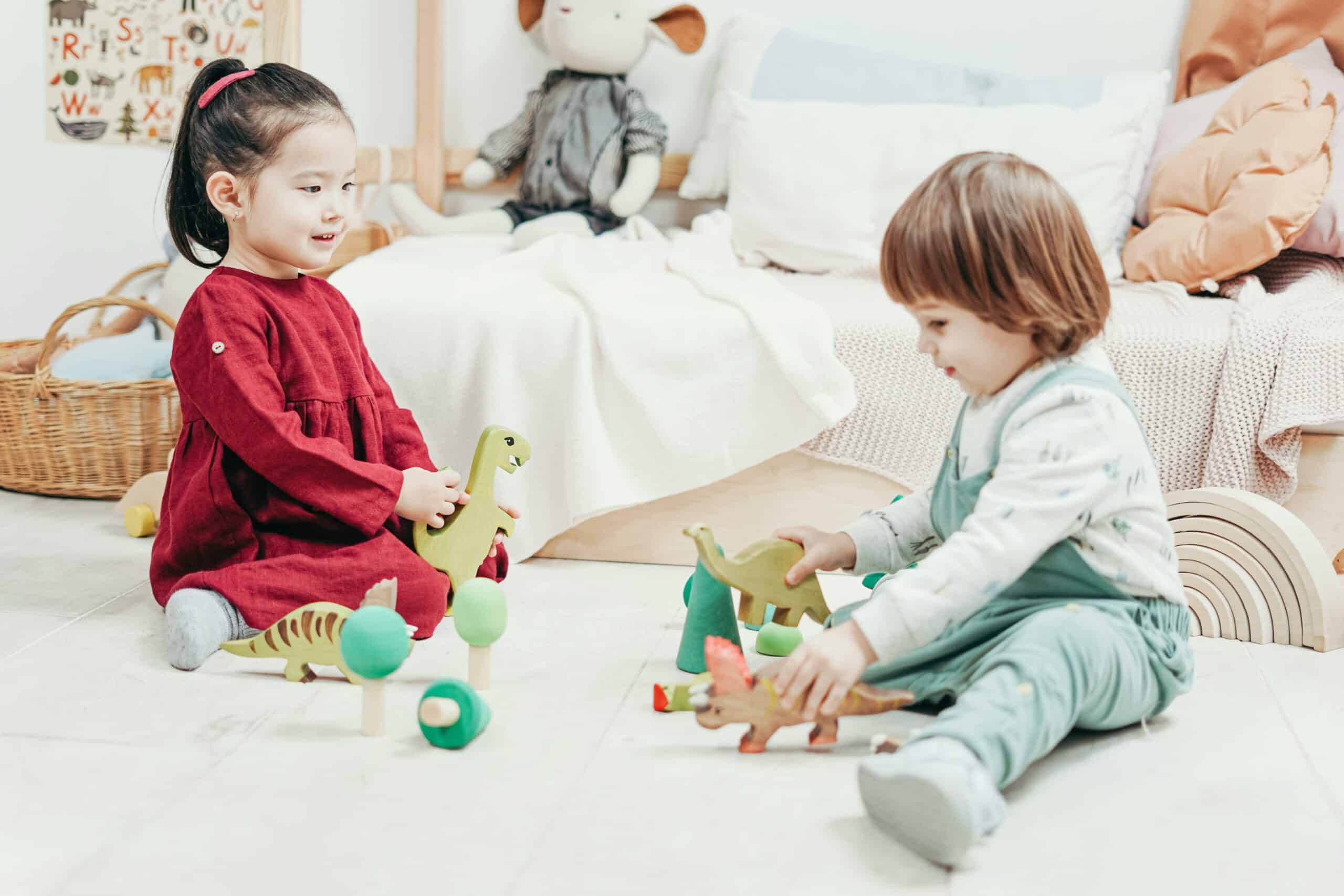 Deux enfants jouent ensemble avec des jeux